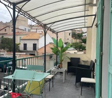 Saint-Lambert Apartment | Stud terras Ville Corniche 2 pers stat gratuit rue Modif suivt possib et accord exclusif