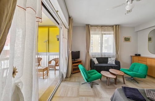 Roquebrune-Cap-Martin Apartment | Studio 'A Quelques Pas De La Mer' with Balcony, Wi-Fi and Air Conditioning