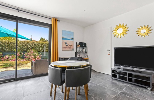 Lorgues Apartment | Studio Apartment '890' with Private Terrace, Wi-Fi and Air Conditioning