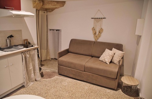 Beaucaire Apartment | Studio Apartment 'Centre Historique Beaucaire' with Wi-Fi