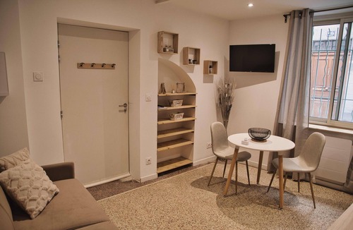 Beaucaire Apartment | Studio Apartment 'Centre Historique Beaucaire' with Wi-Fi