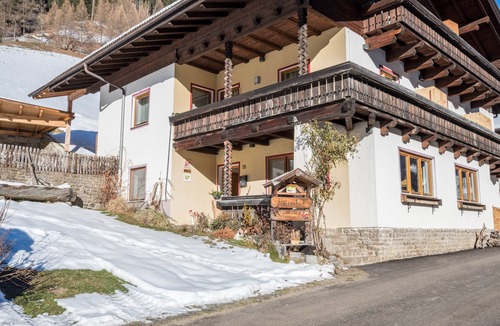 Racines Apartment | Studio Apartment "Heiserhof - Holunder" with Mountain View, Balcony & Wi-Fi