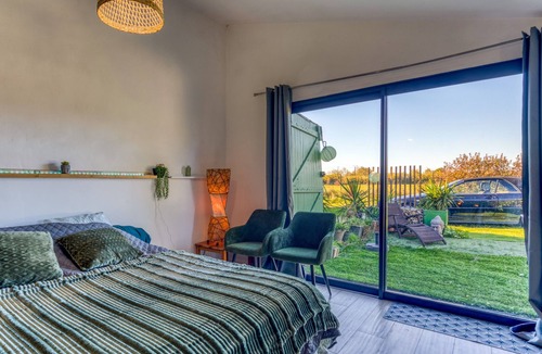 Moules Apartment | Studio Apartment 'Lovestudio Spa Privé Arles Campagne' with Private Terrace and Shared Garden