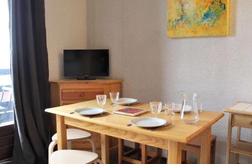 Risoul Apartment | Studio cabine au pied des pistes, 4 couchages, plein centre, balcon exposé Ouest, parking proche - FR-1-330-554
