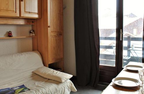 Risoul Apartment | Studio cabine au pied des pistes, 4 couchages, plein centre, balcon exposé Ouest, parking proche - FR-1-330-554