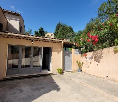 Le Bar-sur-Loup Apartment | Studio calme et agréable avec acces jardin partage