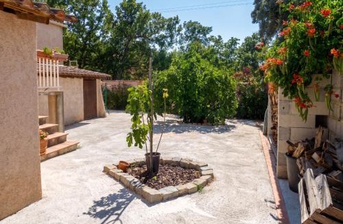 Pierrefeu-du-Var Apartment | Studio charmant à Pierrefeu-du-Var, 20 m², piscine partagée