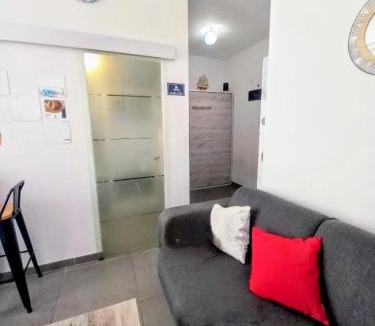 Saint-Lambert Apartment | Studio coin nuit, Entre plage et centre