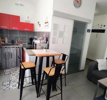 Saint-Lambert Apartment | Studio coin nuit, Entre plage et centre