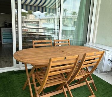 Villeneuve Loubet Beach Apartment | Studio confortable avec piscine à 2 min de la mer