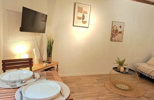 Nimes City Centre Apartment | Studio Corconne, City & Sights by Foot