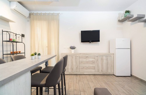 Chianchitta-Trappitello Apartment | Studio "Glicine" with Balcony and Air Conditioning
