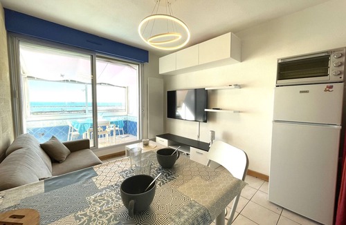Sete Apartment | Studio in Sète with sea view, private parking