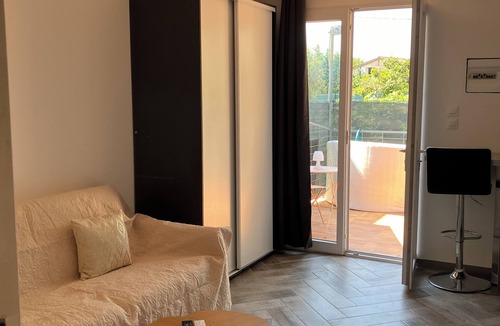 Roquefort-les-Pins Apartment | Studio in villa on the Côte d'Azur