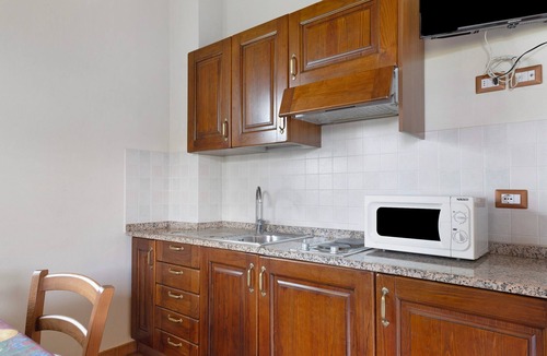 Montopoli in Val d'Arno Apartment | Studio Apartment 'Numero 4' with Shared Garden, Balcony and Air Conditioning
