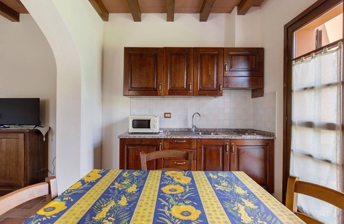 Montopoli in Val d'Arno Apartment | Studio Apartment 'Numero 2' with Shared Garden and Air Conditioning