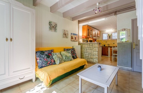 Eygalieres Apartment | Studio 'Le Petit Mas Des Pins' with Shared Pool, Wi-Fi and Air Conditioning