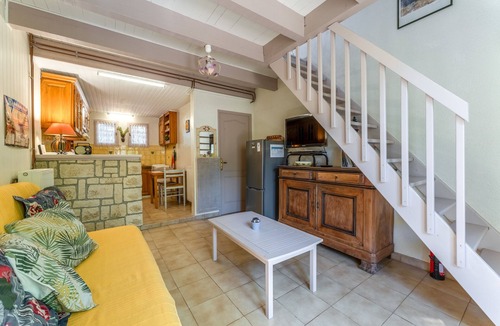 Eygalieres Apartment | Studio 'Le Petit Mas Des Pins' with Shared Pool, Wi-Fi and Air Conditioning