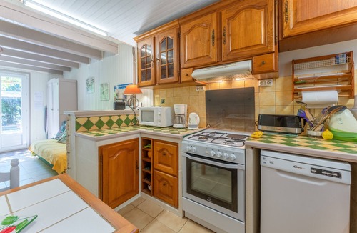 Eygalieres Apartment | Studio 'Le Petit Mas Des Pins' with Shared Pool, Wi-Fi and Air Conditioning