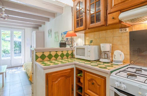 Eygalieres Apartment | Studio 'Le Petit Mas Des Pins' with Shared Pool, Wi-Fi and Air Conditioning