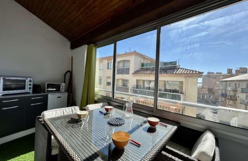 Sainte-Maxime City Centre Apartment | Studio Mezzanine Sainte-Maxime - 5 couchages à 50m de la plage - FR-1-226-474