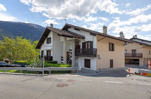 Montan-Angelin-Arensod Apartment | Studio 'Monolocale' with Mountain View and Shared Garden