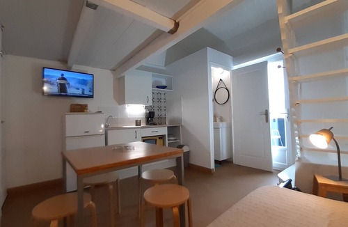 Valras-Plage Apartment | Studio No. 3 with a terrace and air conditioning, sleeps 4.