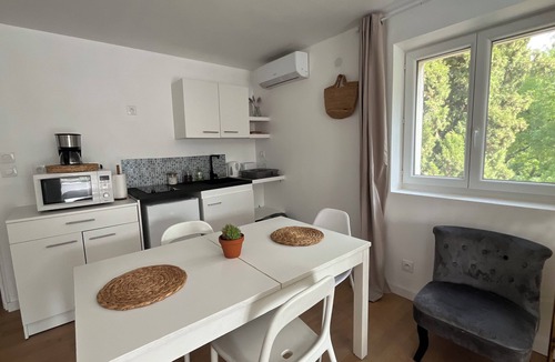 Le Plan-de-Grasse Apartment | Studio on the top floor of a traditional Grasse country house