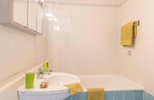 Montgenevre Apartment | Studio rénové au centre de Montgenèvre, balcon, parking, idéal 2 pers, proche pistes - FR-1-330D-84
