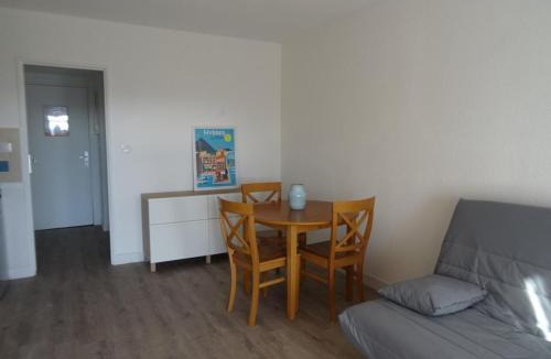 Hyeres Apartment | Studio rénové avec loggia, WIFI et parking privé à Hyères Port - FR-1-335-131