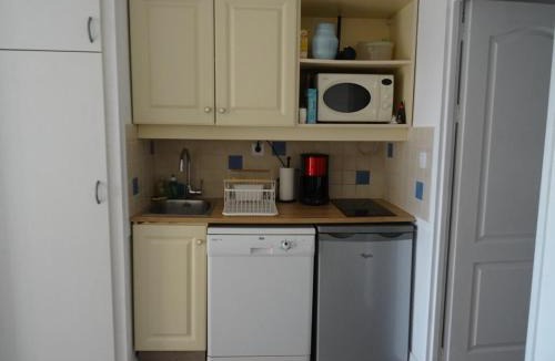 Hyeres Apartment | Studio rénové avec loggia, WIFI et parking privé à Hyères Port - FR-1-335-131
