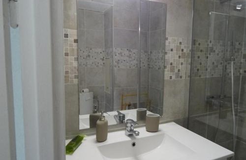 Hyeres Apartment | Studio rénové avec loggia, WIFI et parking privé à Hyères Port - FR-1-335-131