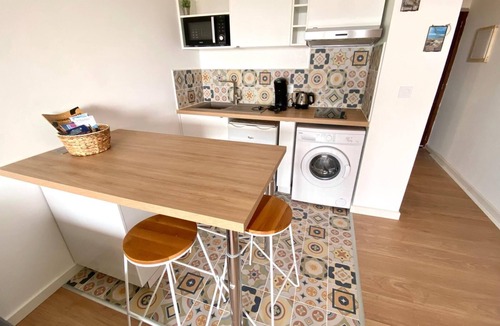 Le Grand Travers Apartment | Studio Rénové vue mer a 100 m de la Plage