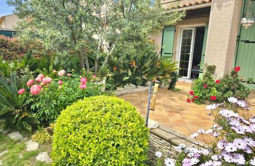 Istres Apartment | Studio Soleil - Piscine, Parking, Jardin, Calme, Wifi, 2 personnes