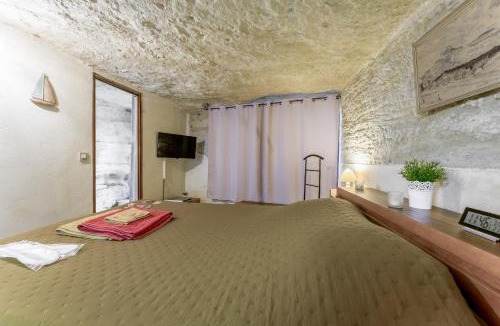 Cornillon-Confoux Apartment | Studio Troglodyte en Provence