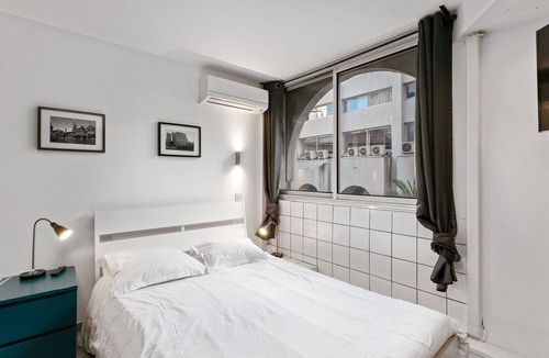 Montpellier City-Centre Apartment | Studio vue Cour-Apartment-Budget-Courtyard view-Ensuite with Bath