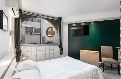 Montpellier City-Centre Apartment | Studio vue Cour-Apartment-Budget-Courtyard view-Ensuite with Bath