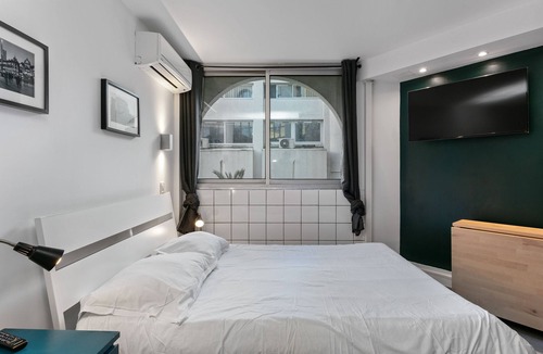 Montpellier City-Centre Apartment | Studio vue Cour-Apartment-Budget-Courtyard view-Ensuite with Bath