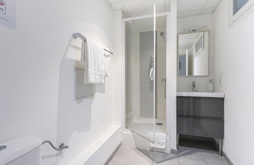 Montpellier City-Centre Apartment | Studio vue Rue-Apartment-Budget-Street View-Ensuite with Bath