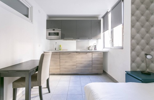 Montpellier City-Centre Apartment | Studio vue Rue-Apartment-Budget-Street View-Ensuite with Bath