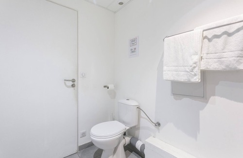 Montpellier City-Centre Apartment | Studio vue Rue-Apartment-Budget-Street View-Ensuite with Bath