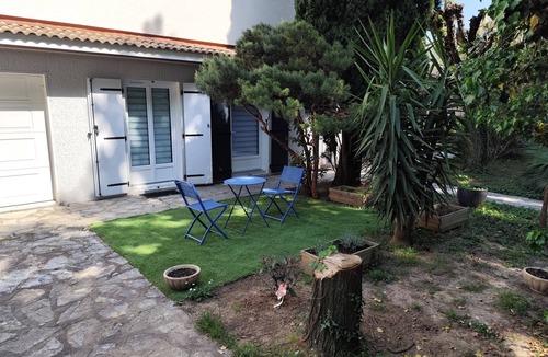 Caissargues Apartment | Studio with garden and pool
