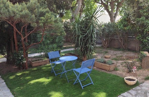 Caissargues Apartment | Studio with garden and pool