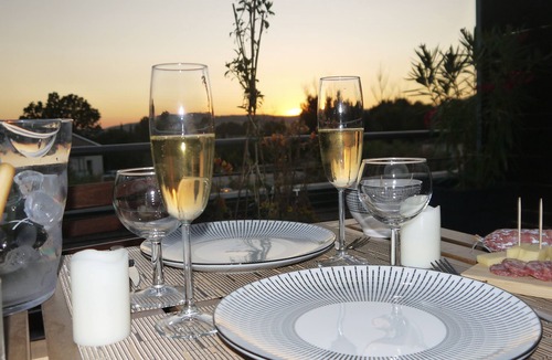 Eguilles Apartment | Studio with private terrace and swimming pool. 15 minutes from the historic center of Aix-en-Provence