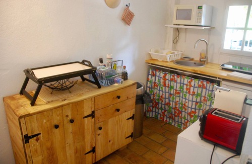 Salon-de-Provence Apartment | Studio with swimming pool (5X10), trampoline, bowling green, gas hob