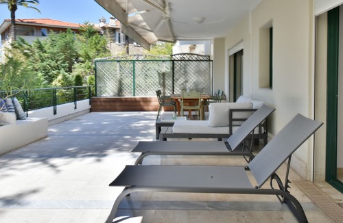 California - Pezou Apartment | Stunning 3-Br Apartment with Large Terrace and Pool