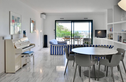 California - Pezou Apartment | Stunning 3-Br Apartment with Large Terrace and Pool
