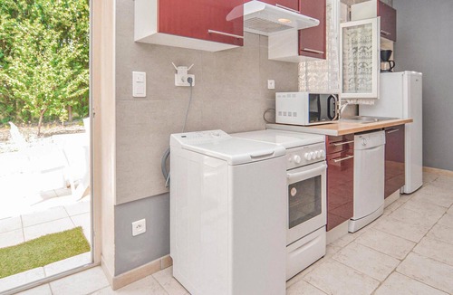 Le Sambuc Apartment | Stunning apartment in Le Sambuc with WiFi