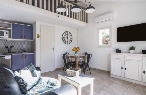 Maussane House | Stunning villa for 4 guests with WIFI, A/C, pool, TV and terrace