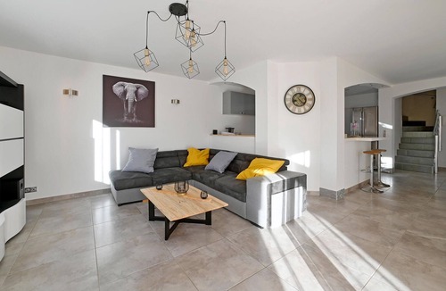 Raphele-les-Arles House | Stunning home in Arles with Wi-Fi